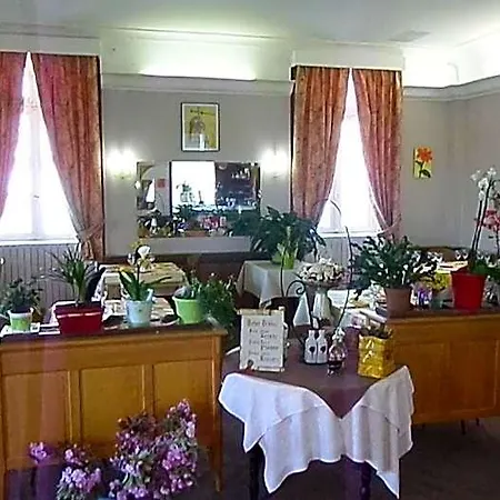 La Vie En Rose Hotel