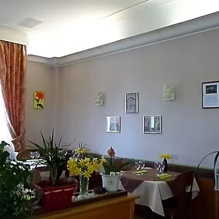 La Vie En Rose Hotel