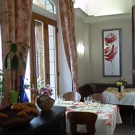 La Vie En Rose Hotel